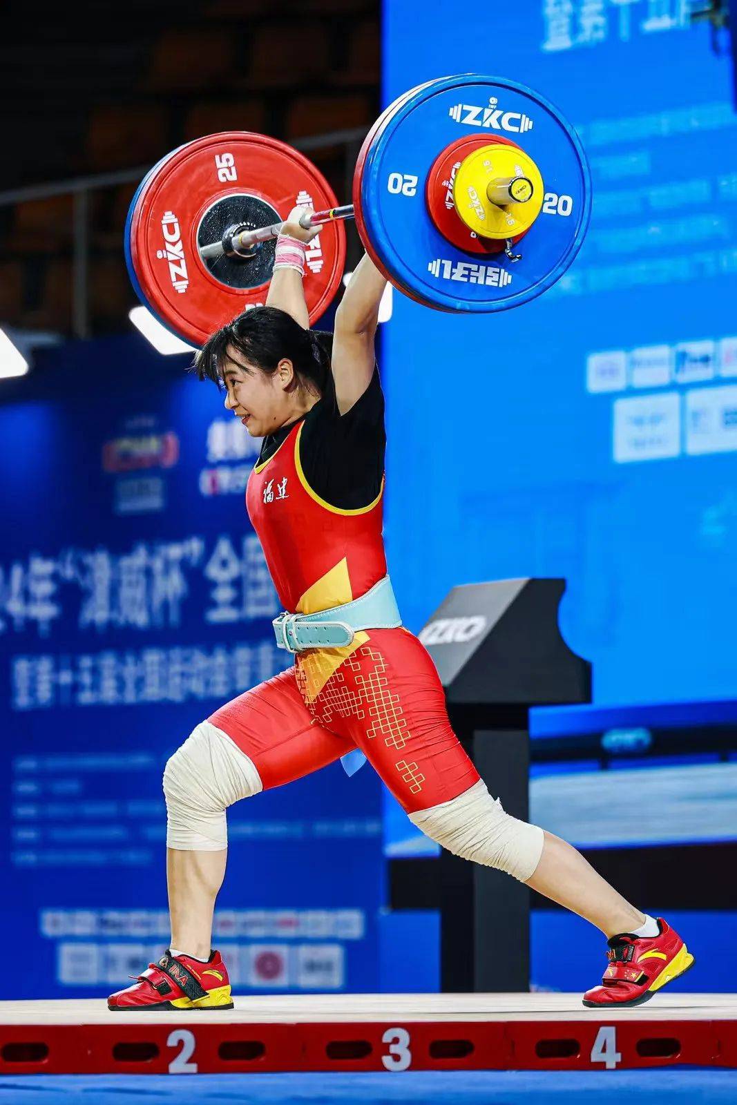 包含举重比赛：立陶宛选手勇夺金牌的词条