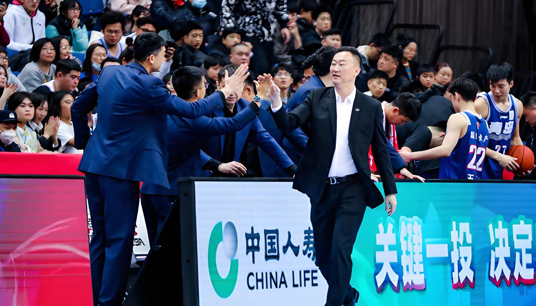 包含球队备战风波不断，主帅战术再添变数的词条