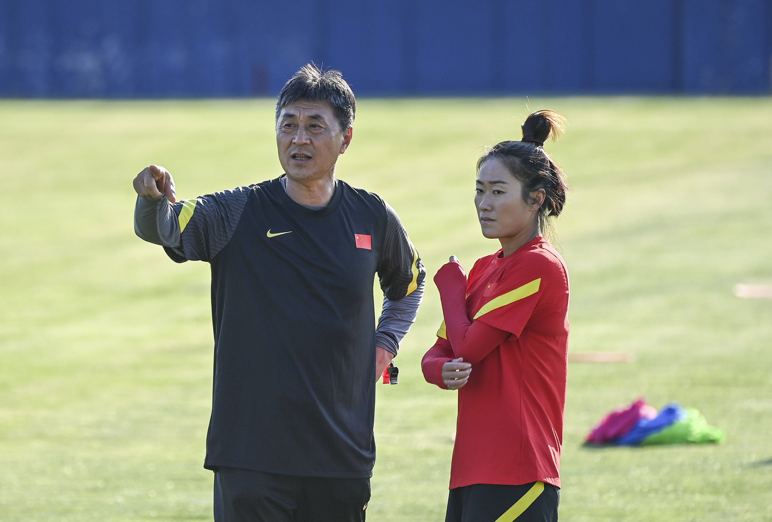 包含国内足球比赛再掀高潮，球员斗志昂扬备战的词条