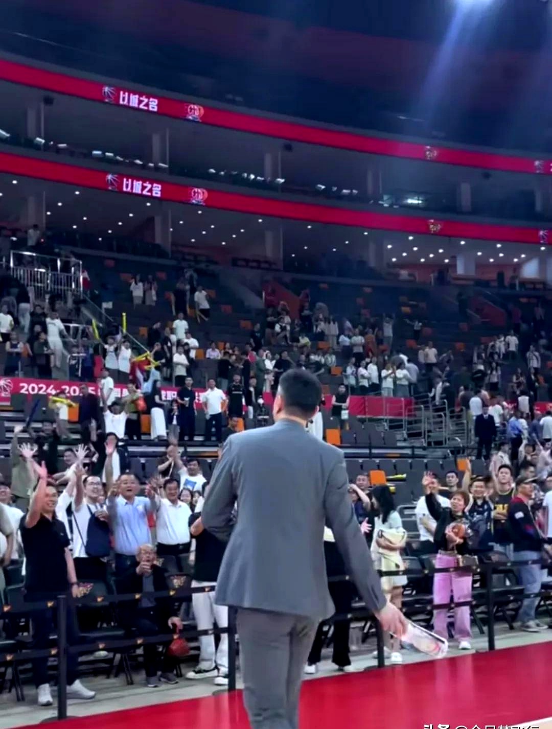 包含精湛篮球技巧展现，观众席掌声不断的词条