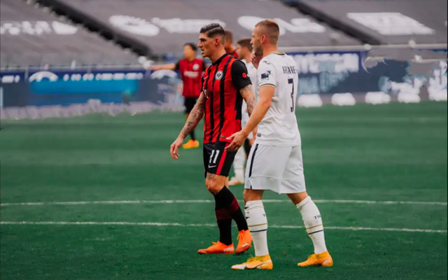 包含法兰克福球员之间默契配合，球队士气高昂的词条